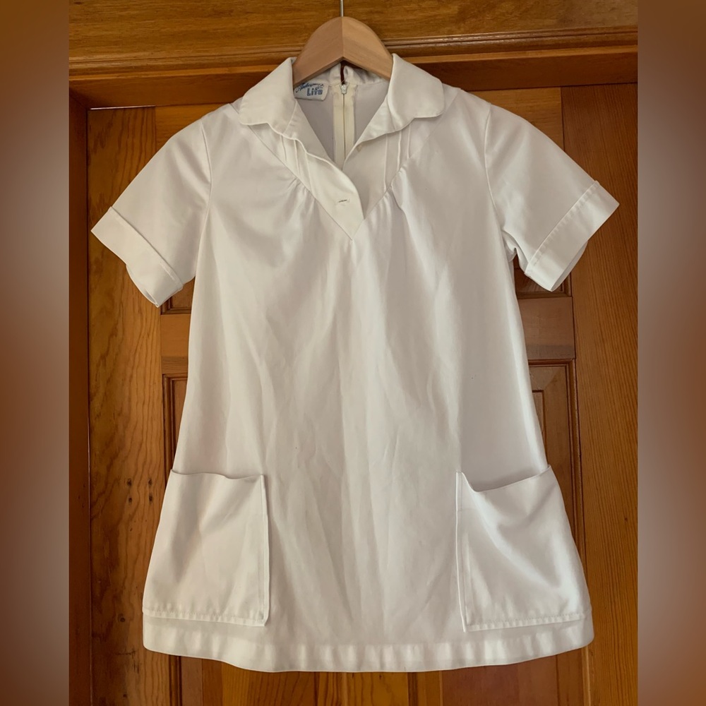 NURSE UNIFORM VINTAGE MATERNITY XS/Small white short sleeve work top.